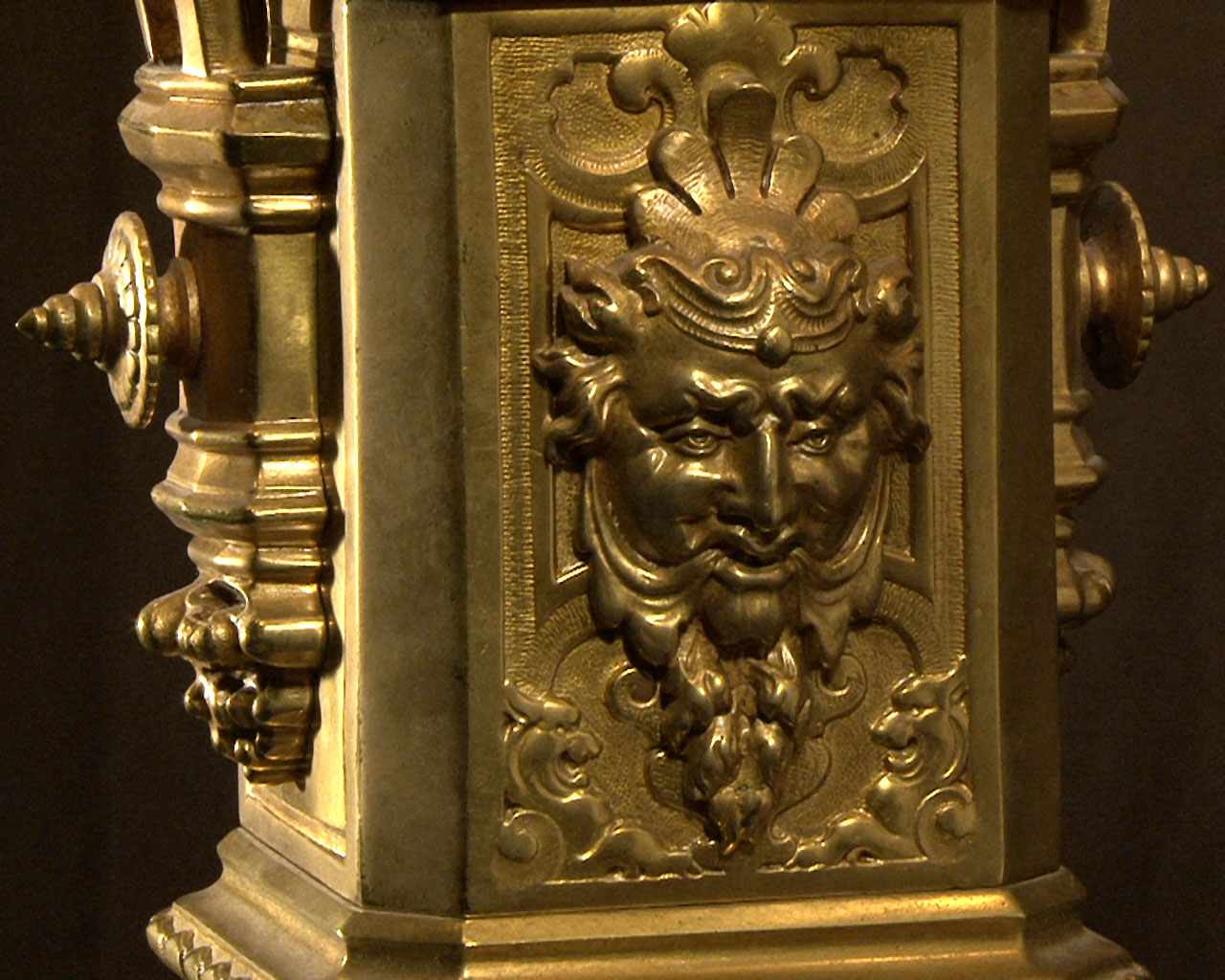 Suspension en bronze doré à cabochons de verre. Suspension en bronze doré à cabochons de verre.-16